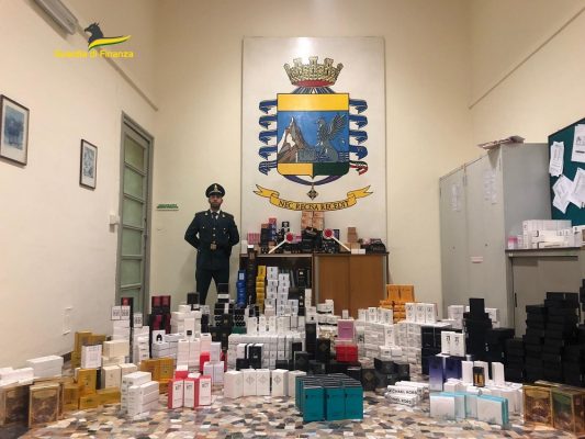 Scoperta dalla GdF un'organizzazione con sede a Novara, per lo smercio di false griffe di profumi